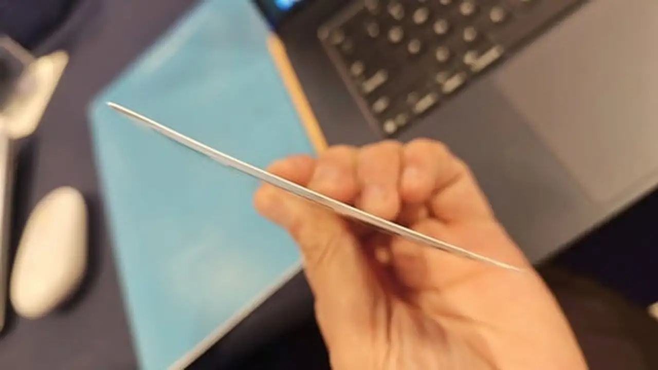 ظهور بطارية هاتف Honor فائقة النحافة بحجم بطاقة الصراف الآلي في فيتنام